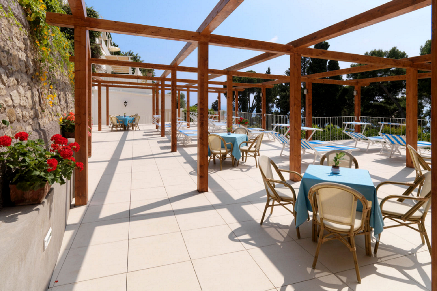Słoneczny taras należący do hotelu od Marazzi