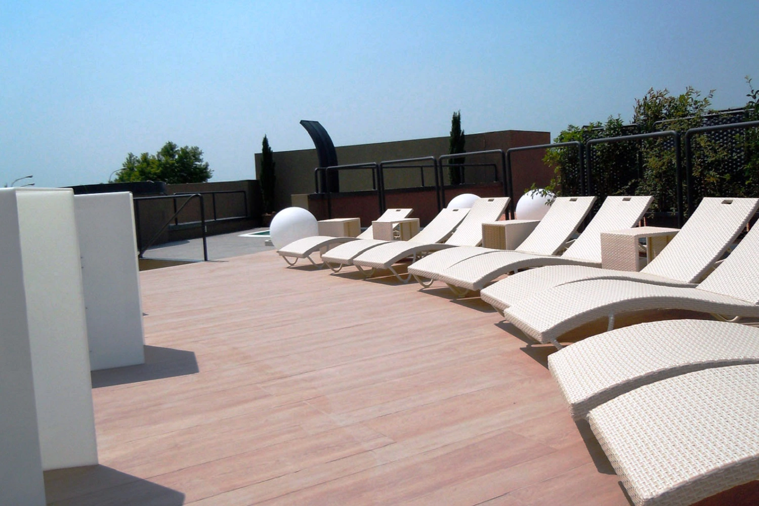 Nowoczesny, przestronny taras widokowy od Marazzi