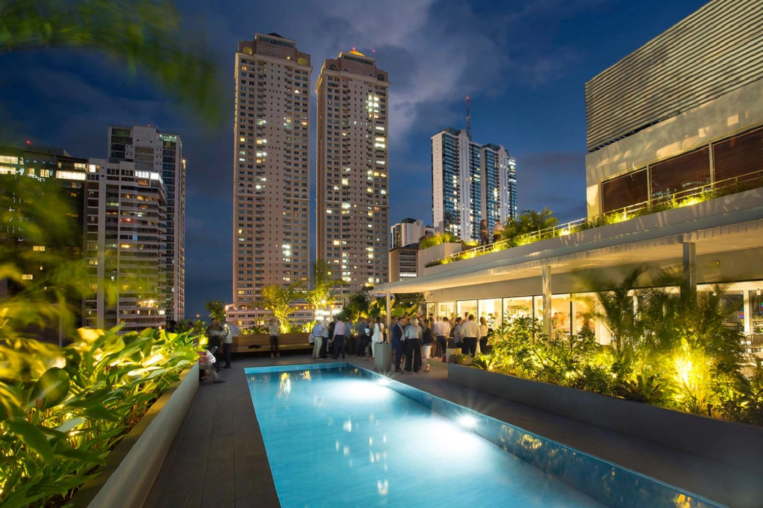 Luksusowy, nowoczesny taras na dachu wieżowca od Marazzi