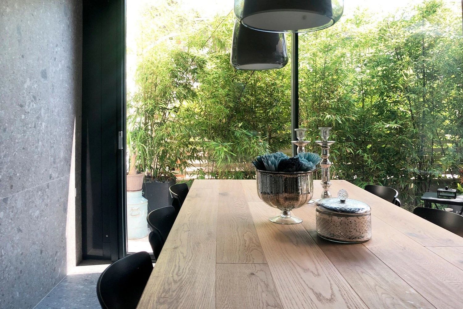 Nowoczesna jadalnia, która łączy się z tarasem od Marazzi