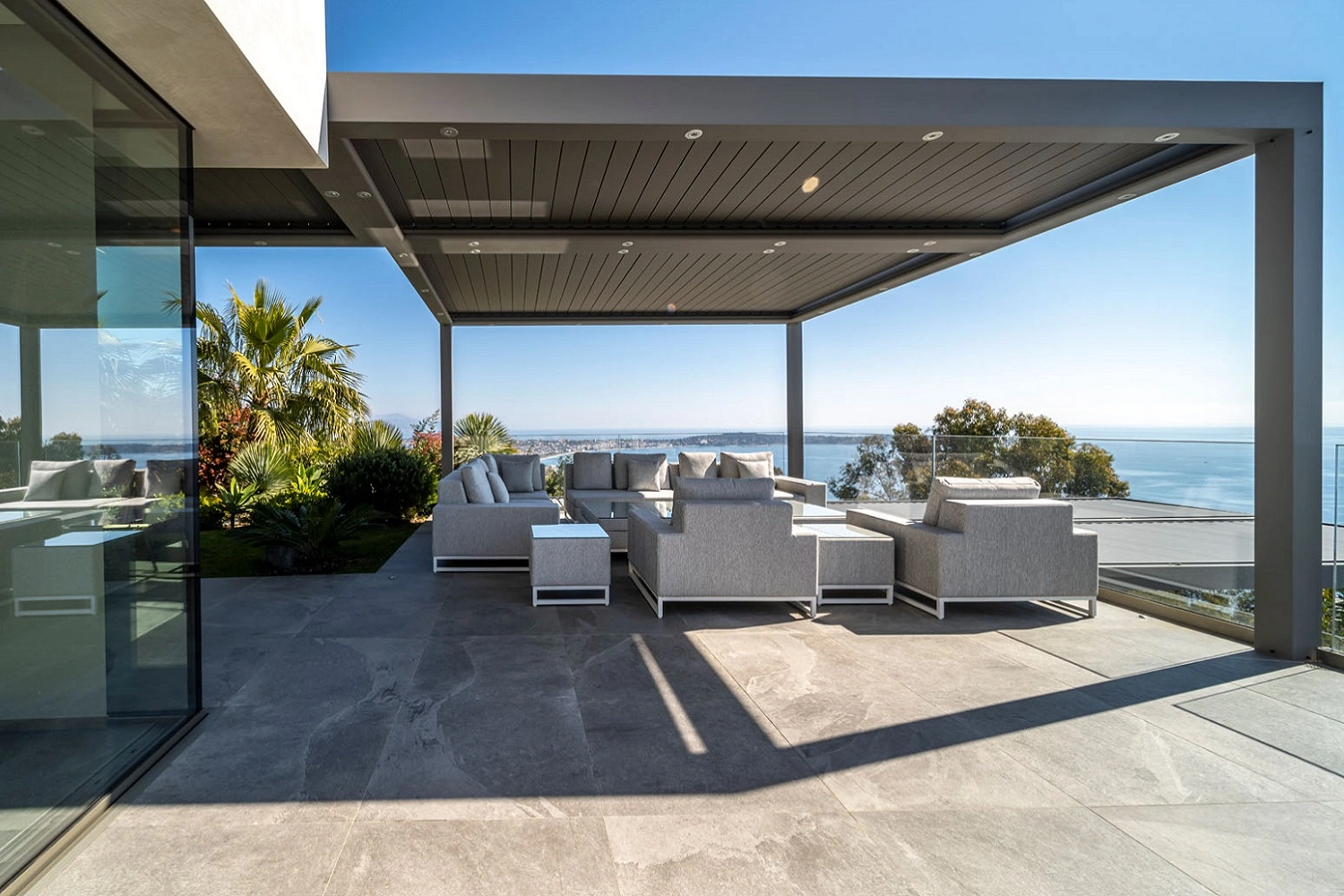 Nowoczesny, luksusowy taras (strefa chillout) od Marazzi