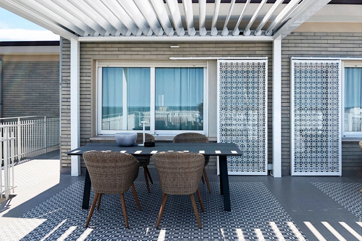 Nowoczesny taras w jasnej, stonowanej kolorystyce od Marazzi