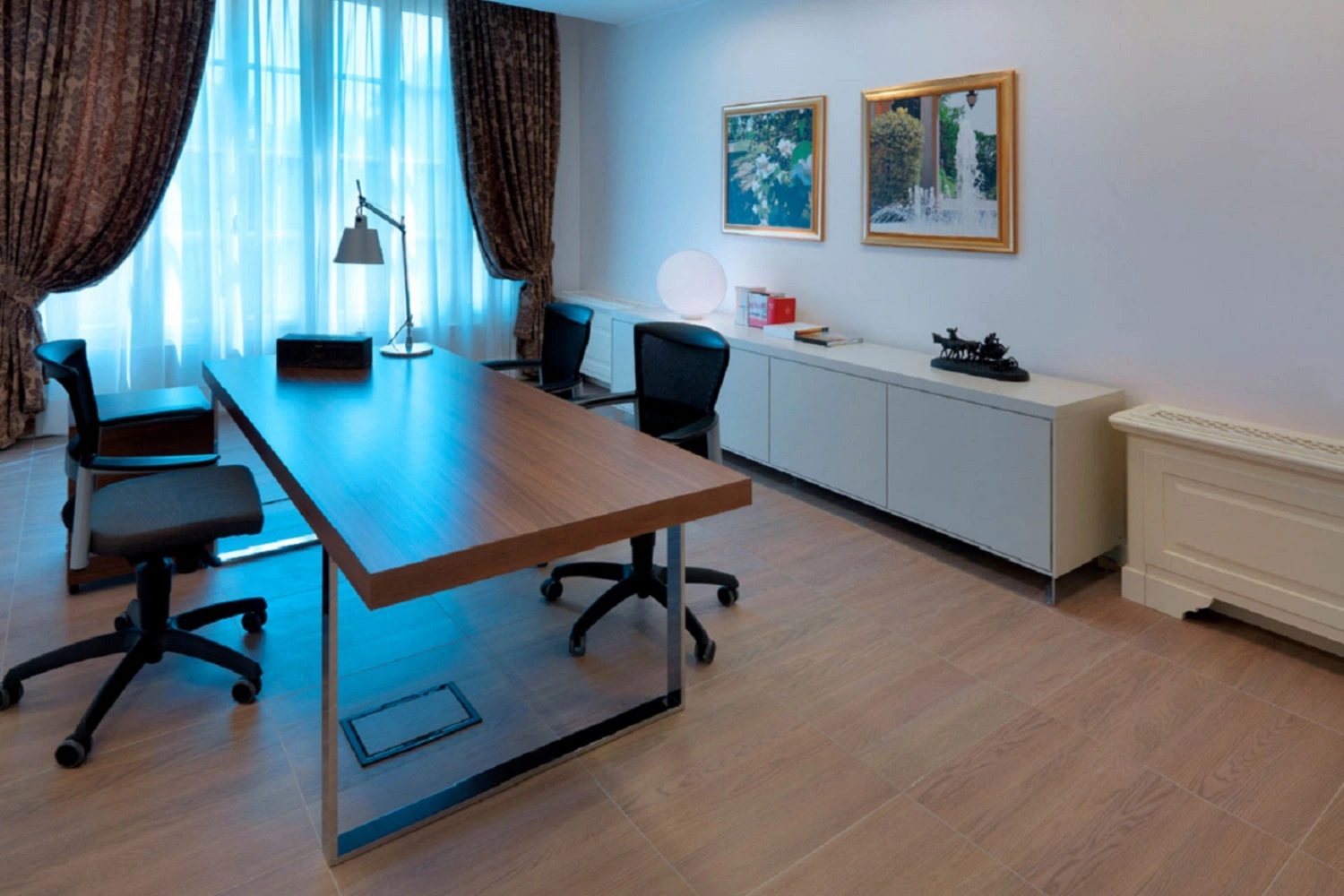 Przestronne, nowoczesne i eleganckie domowe biuro od Marazzi