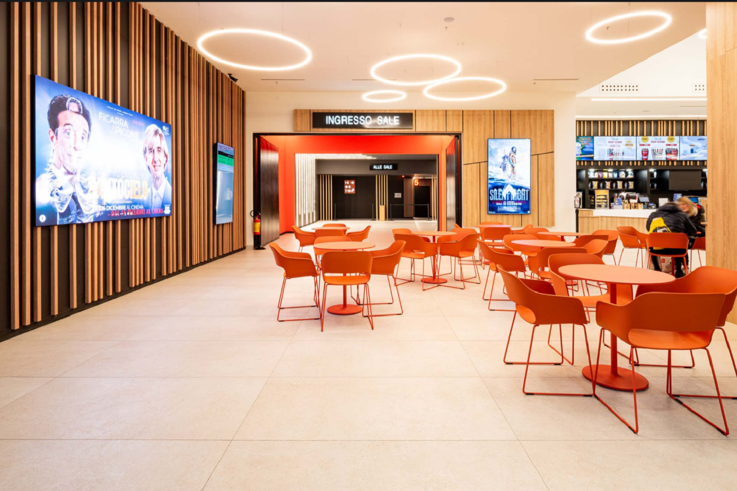 Nowoczesne, przestronne i jasne wnętrze lobby kinowego od Marazzi