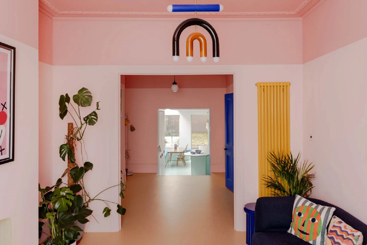 Odważny, eklektyczny przedpokój, z dominacją koloru różowego