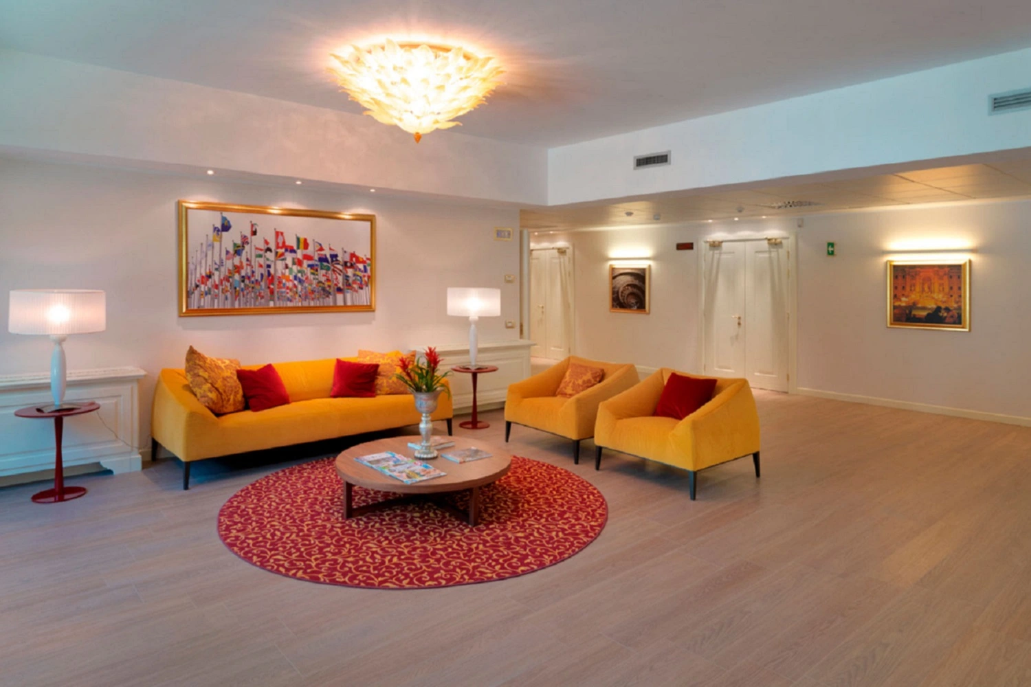 Przestronny i elegancki salon od Marazzi z czerwonymi elementami