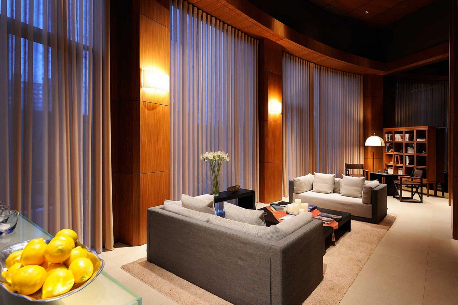 Luksusowy, nowoczesny salon w ciepłej kolorystyce od Marazzi