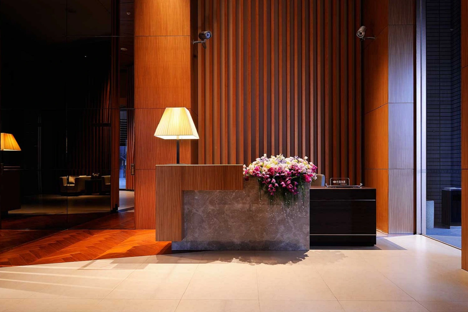 Prestiżowa recepcja biurowa od Marazzi w mocnych kolorach