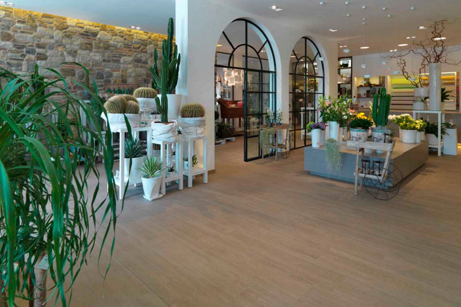 Nowoczesna, jasna i pełna światła kwiaciarnia od Marazzi