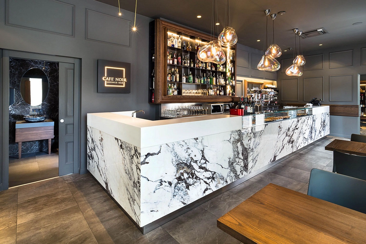Elegancki, nowoczesny lokal od Marazzi z marmurową ladą