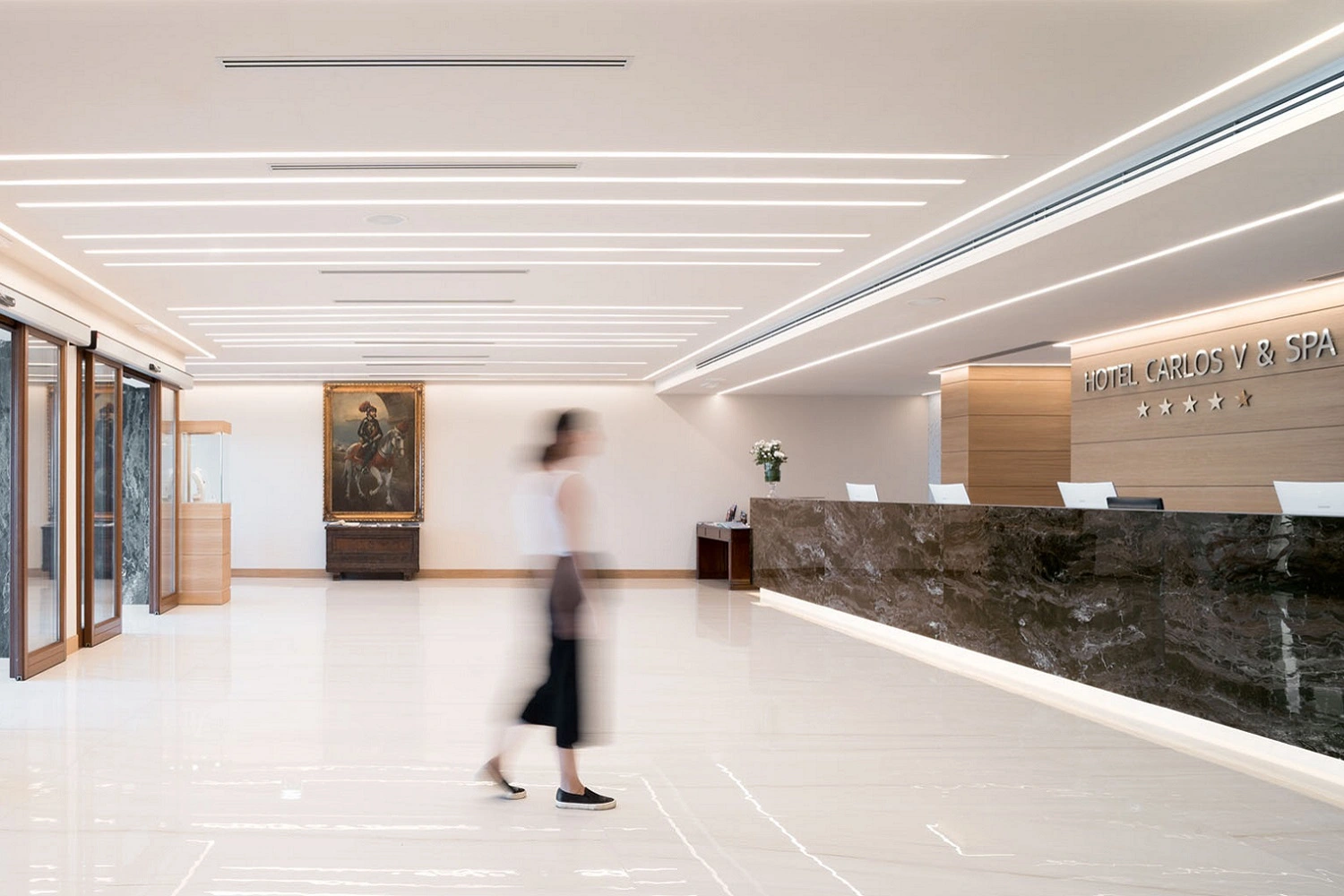 Eleganckie i nowoczesne wnętrze lobby hotelu od Marazzi