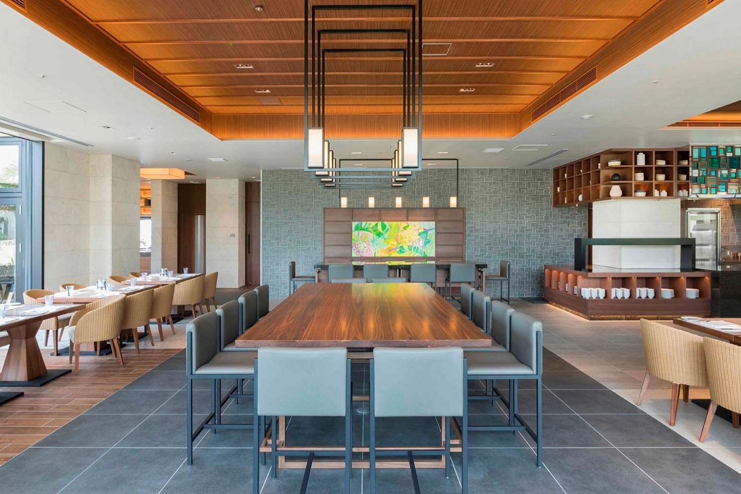 Nowoczesna, przestronna i elegancka restauracja hotelowa