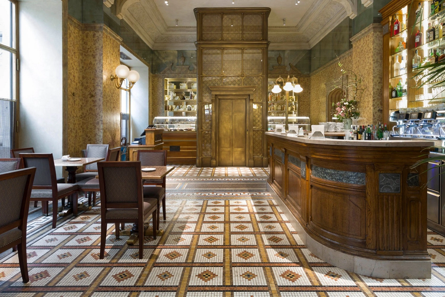 Eleganckie, klasyczne wnętrze kawiarni lub baru od Marazzi