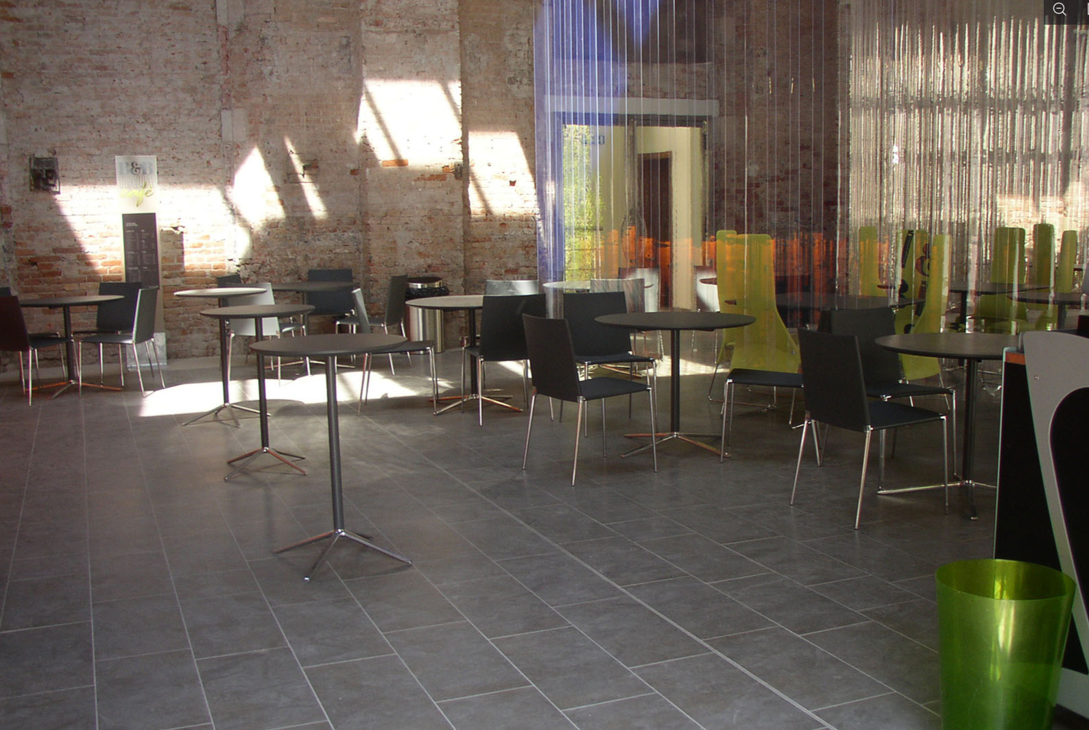 Nowoczesne wnętrze publiczne, czyli kawarnia od Marazzi