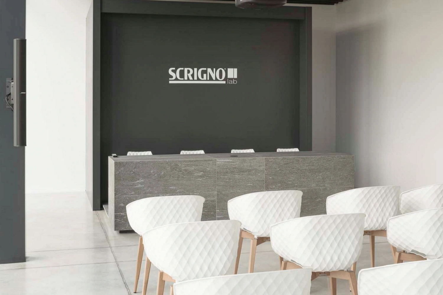 Nowoczesne i minimalistyczne centrum szkoleniowe od Marazzi