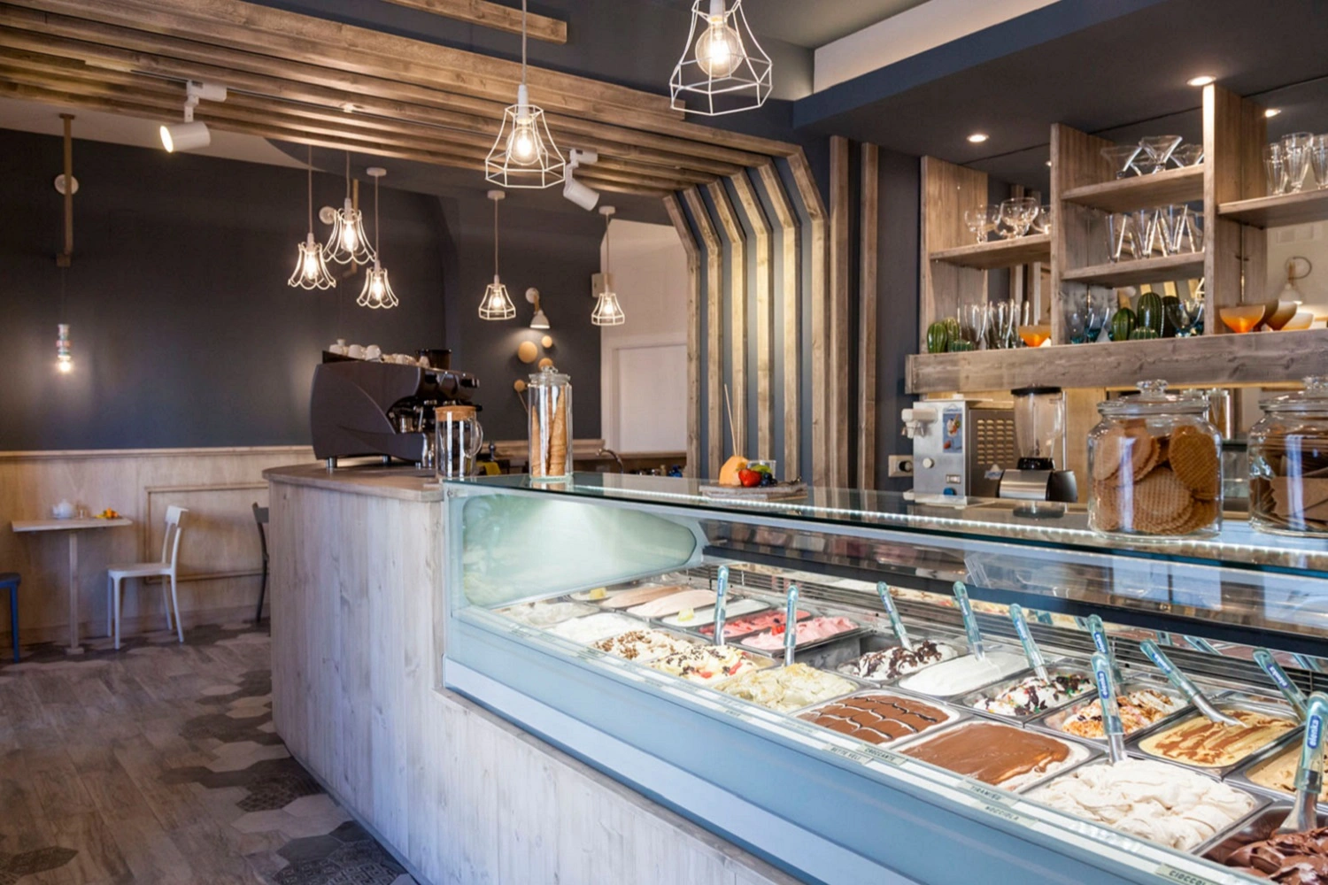 Nowoczesne, przytulne wnętrze lodziarni w stonowanej kolorystyce od Marazzi