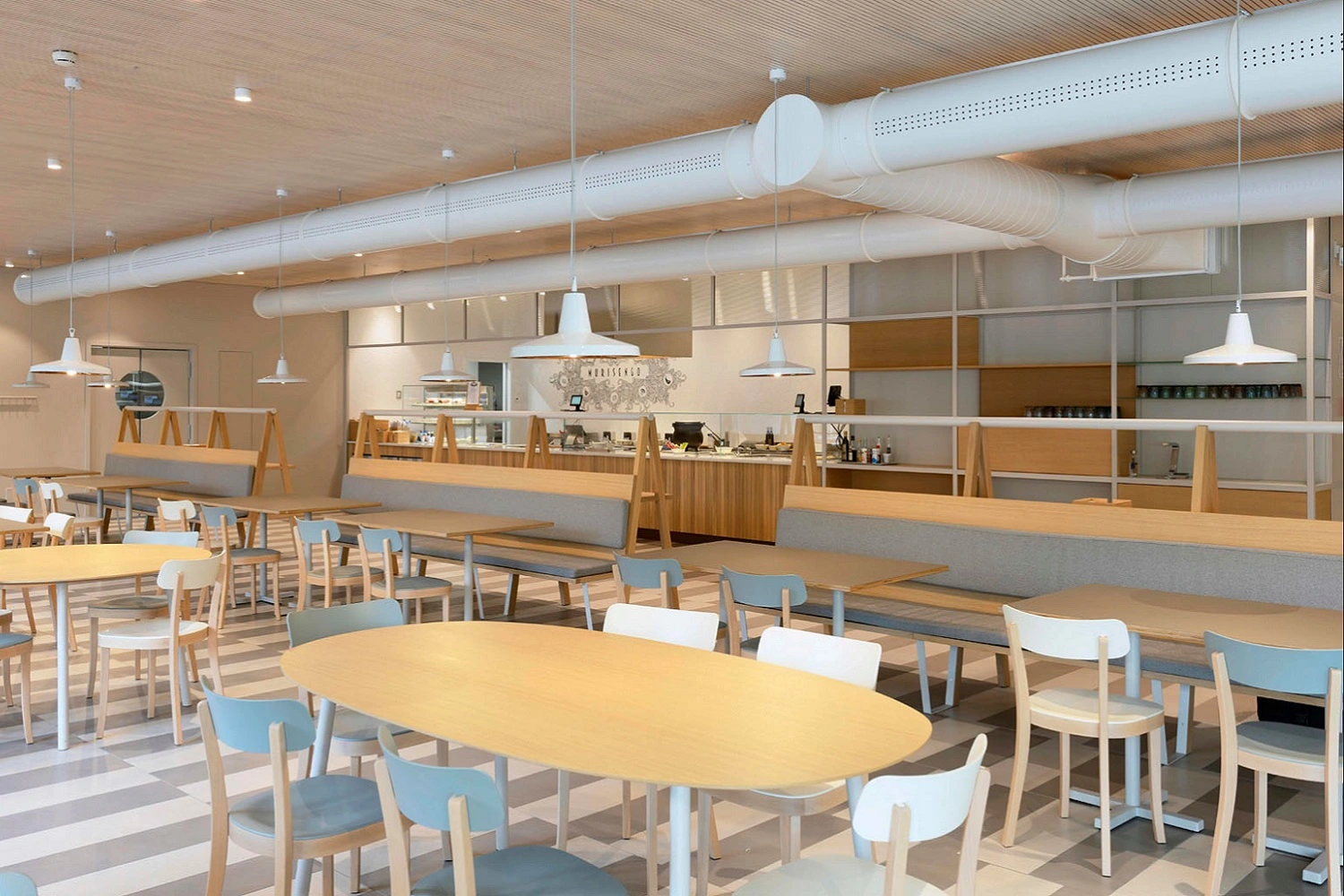 Nowoczesna, jasna stołówka lub kafeteria od Marazzi