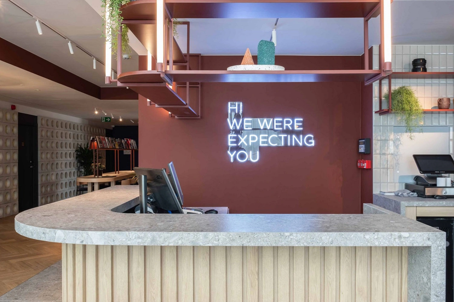 Nowoczesna i stylowa recepcja w butikowym hotelu lub hostelu od Marazzi