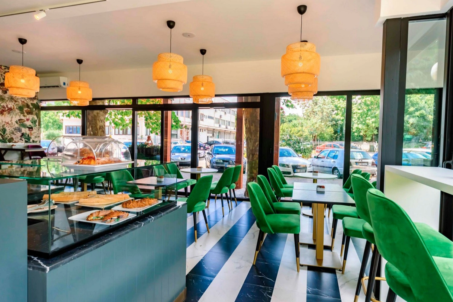 Nowoczesna kawiarnia lub cukiernia w odważnej palecie kolorów