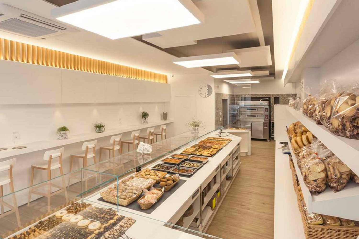 Nowoczesna, jasna, minimalistyczna piekarnia od Marazzi