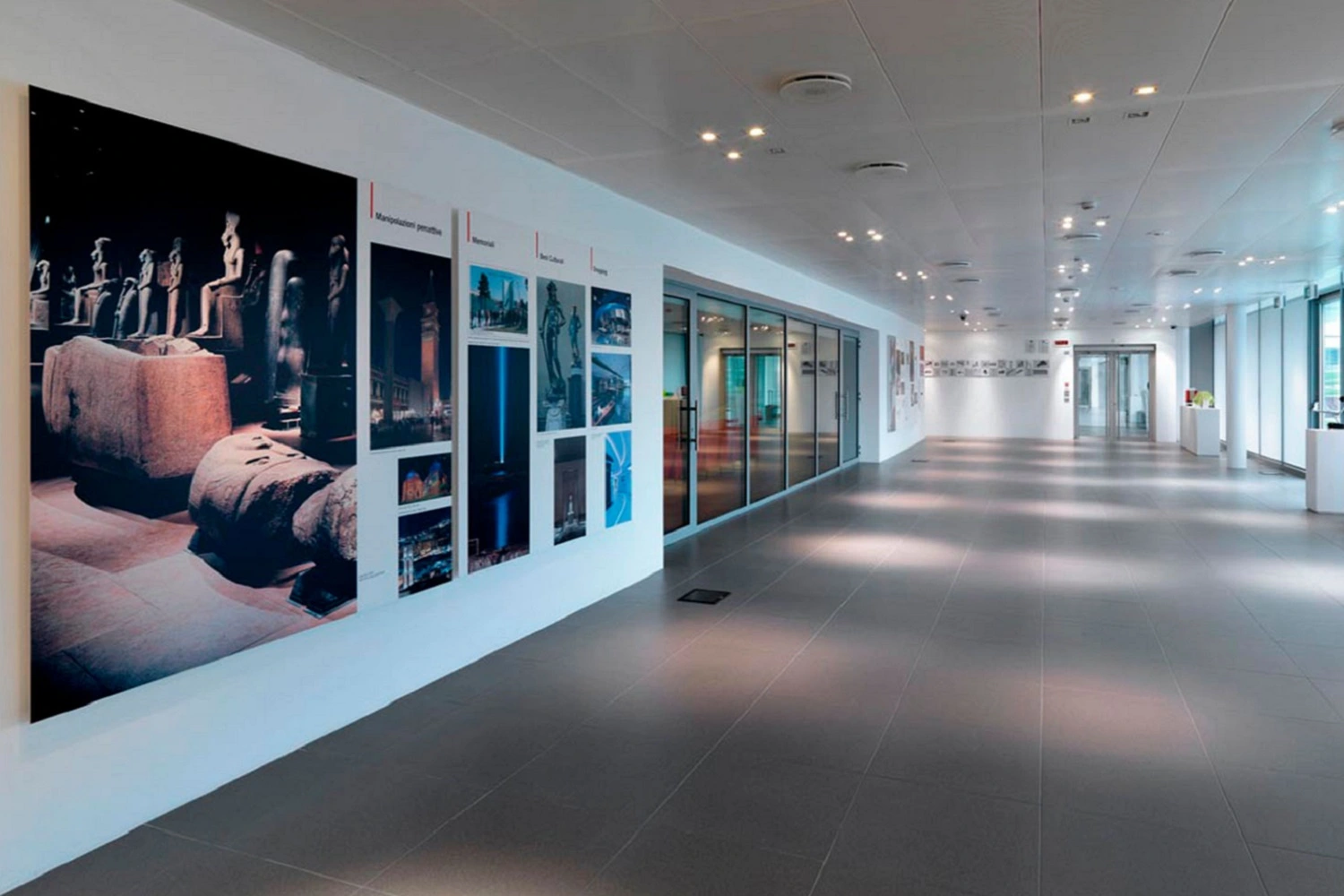 Nowoczesne, przestronne muzeum lub centrum wystawiennicze od Marazzi