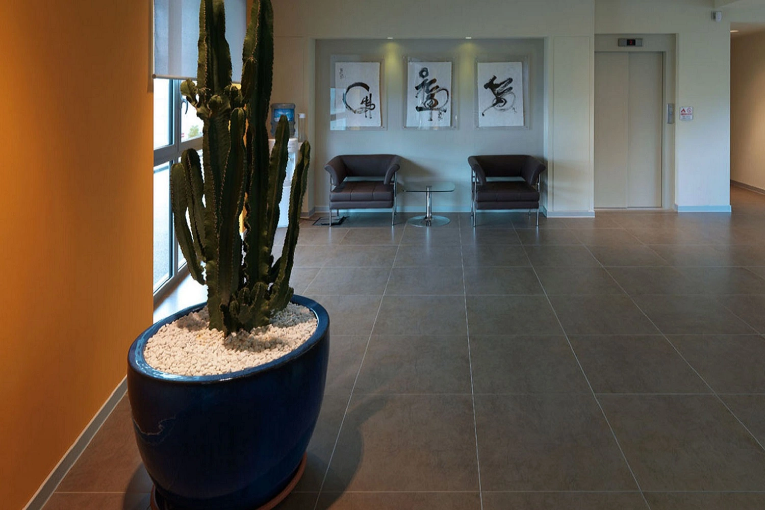 Nowoczesne i minimalistyczne lobby biurowe od Marazzi