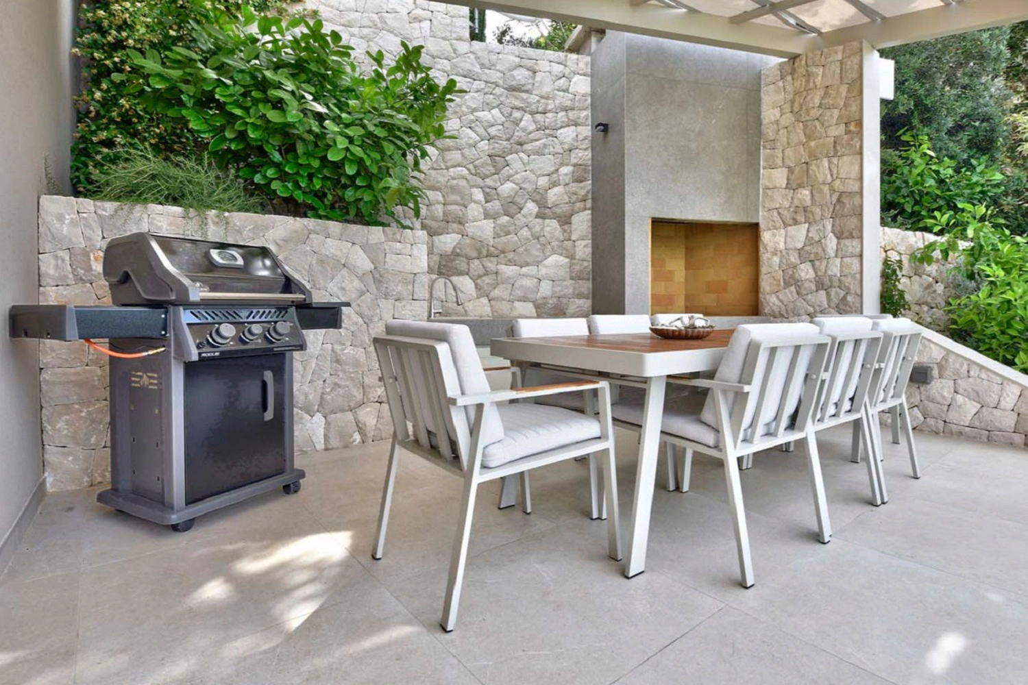 Przytulny kącik grillowy na tarasie od Marazzi