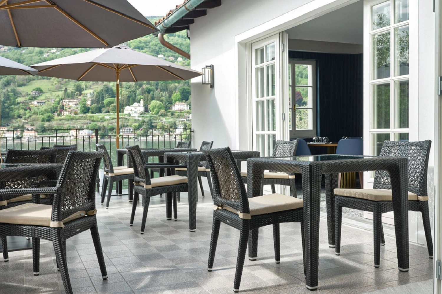 Elegancki taras z widokiem na jezioro i zalesione wzgórza od Marazzi