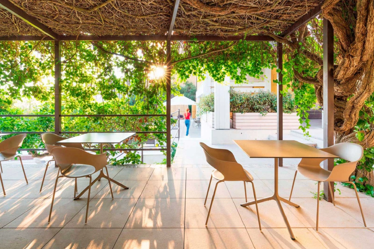 Piękny, zacieniony taras zewnętrzny z nowoczesnymi meblami od Marazzi