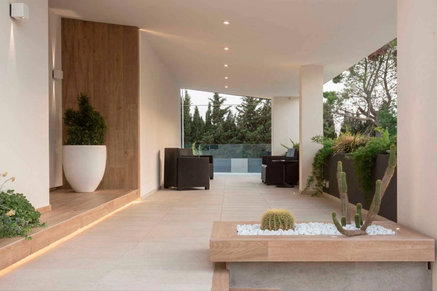 Nowoczesny taras od Marazzi z dużą ilością zieleni