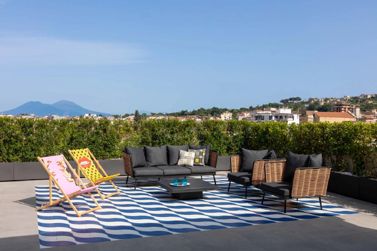 Taras z widokiem i zestaw mebli ogrodowych od Marazzi