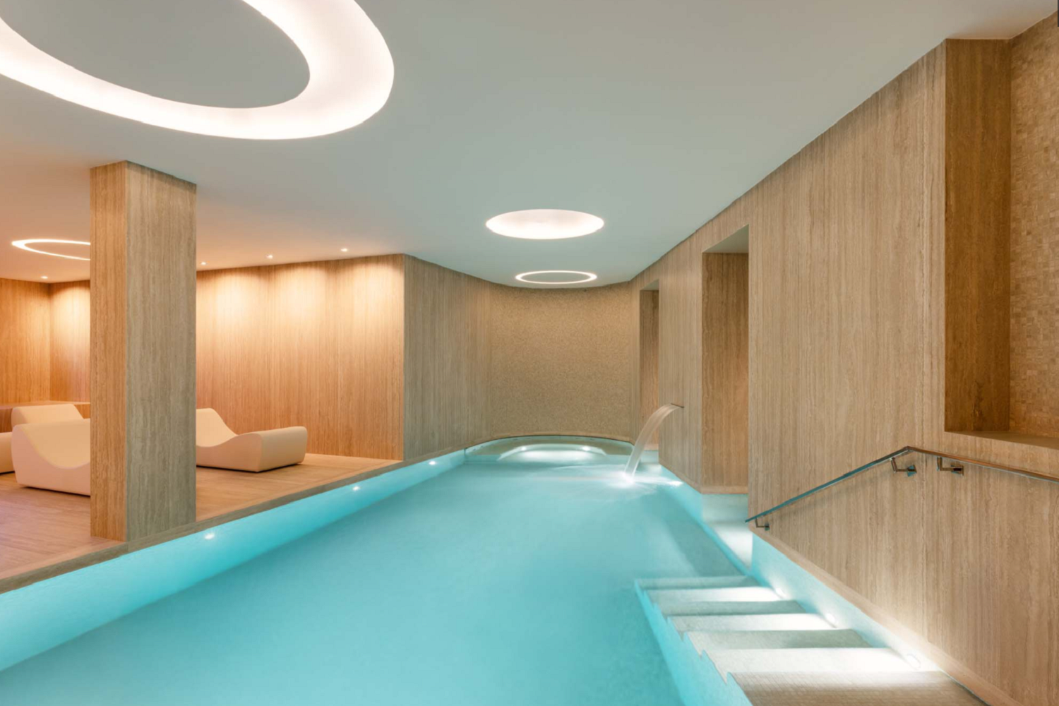 Luksusowa kryta pływalnia z drewnem i podświetleniem od Marazzi