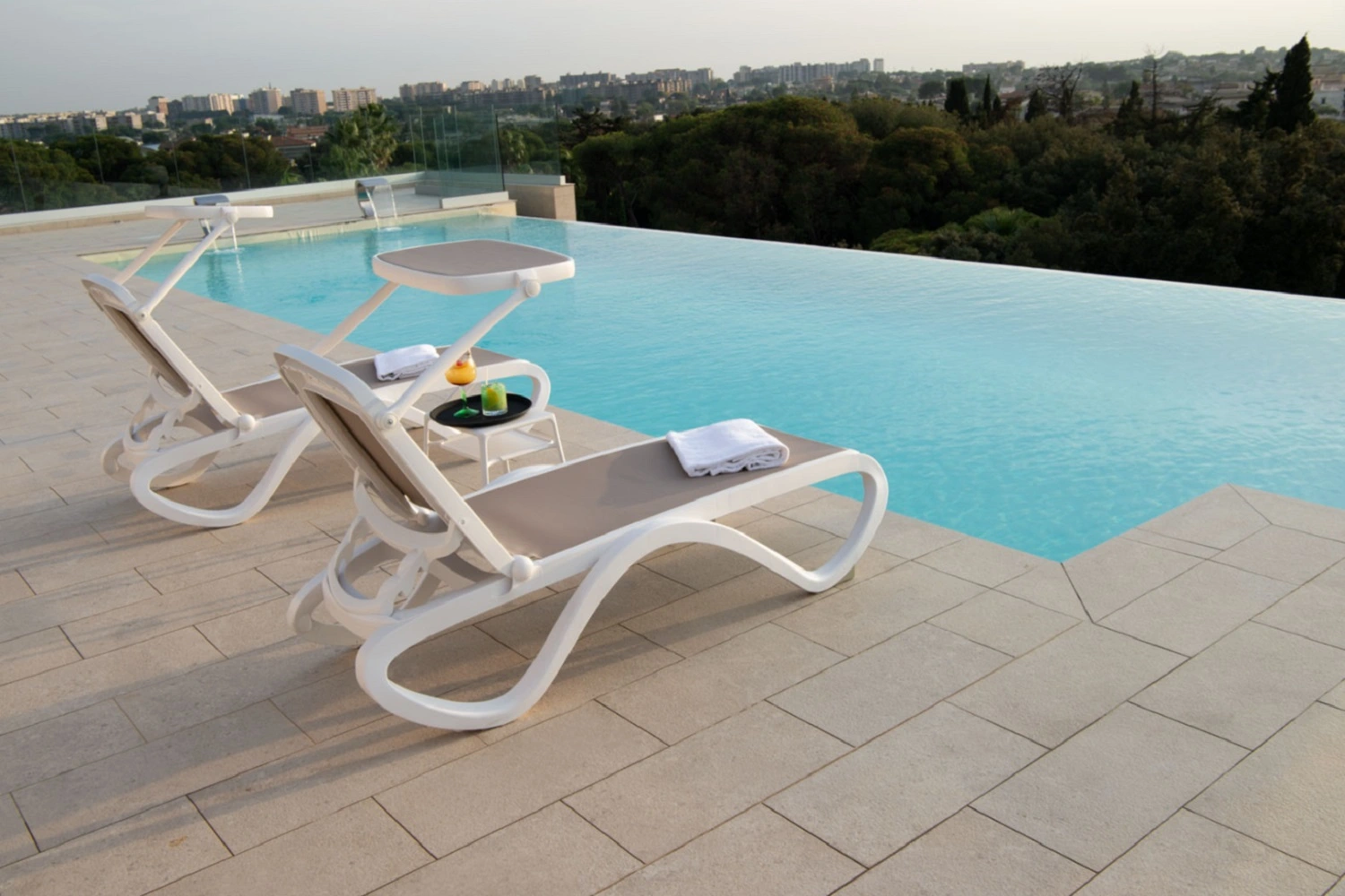 Strefa wypoczynkowa (basen) na tarasie z widokiem na miasto od Marazzi