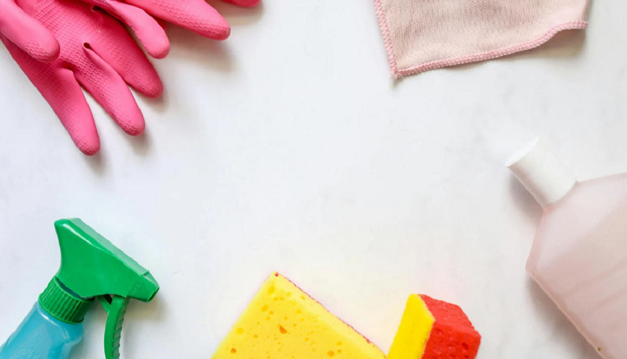 Jak wyczyścić fugę: skuteczne metody i środki na uporczywy brud, pleśń i grzyby