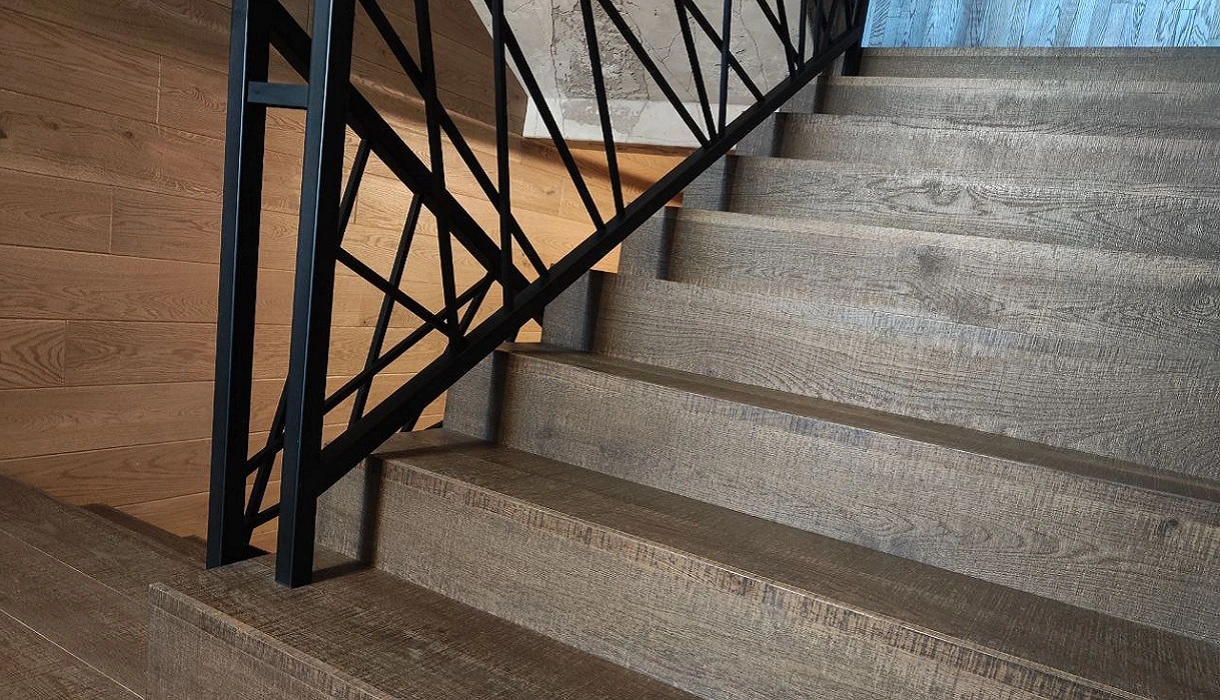 Co zrobić, gdy drewniane schody skrzypią?