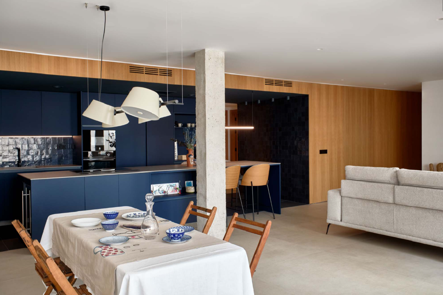 Nowoczesna otwarta przestrzeń łącząca kuchnię, jadalnię i salon od Marazzi