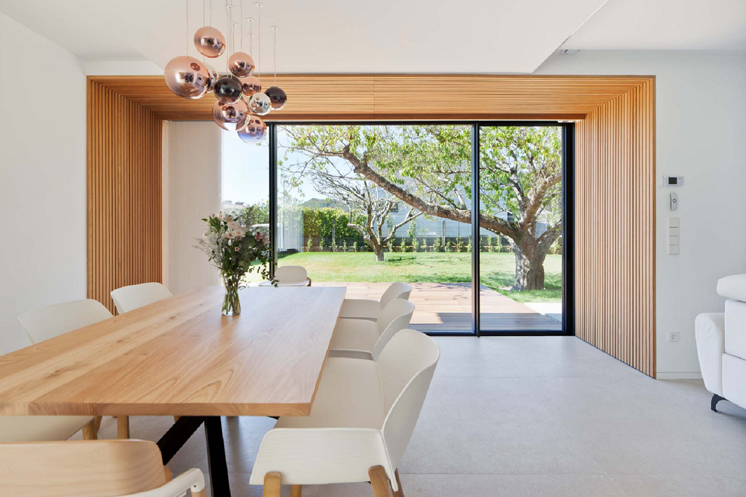 Nowoczesna jadalnia z widokiem na ogród od Marazzi