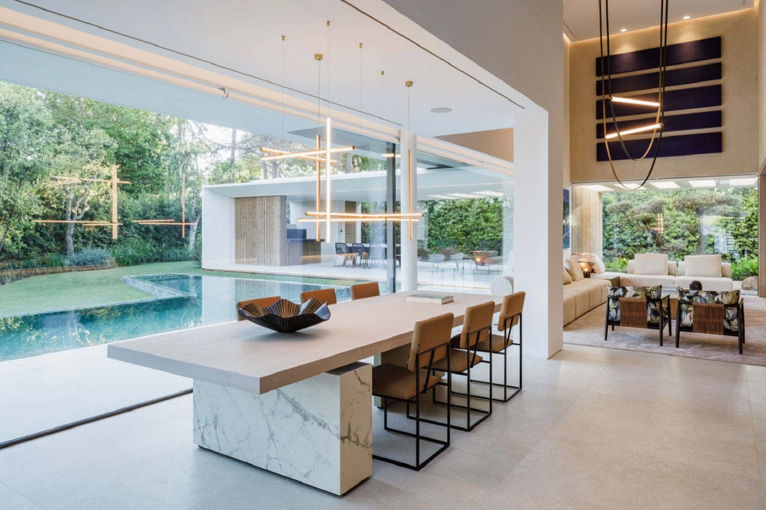 Luksusowa jadalnia z widokiem na basen od Marazzi