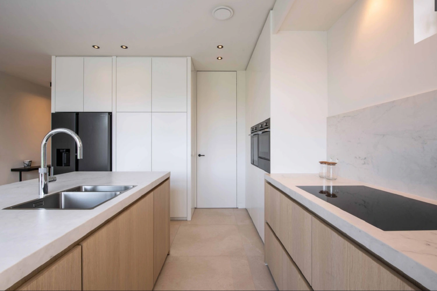 Kuchnia w stylu skandynawskim od Marazzi z akcentem drewna