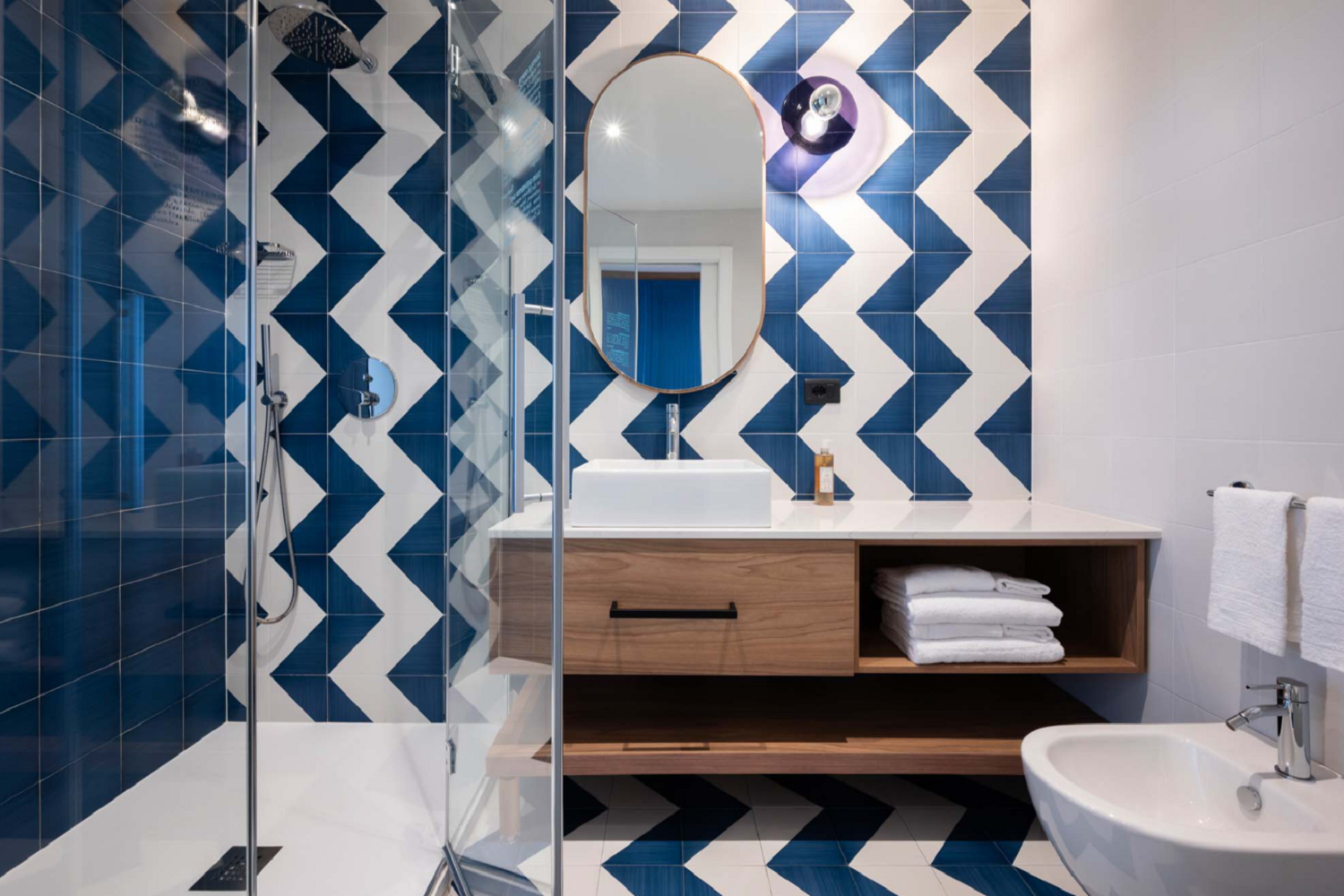 Łazienka z geometrycznym wzorem od Marazzi