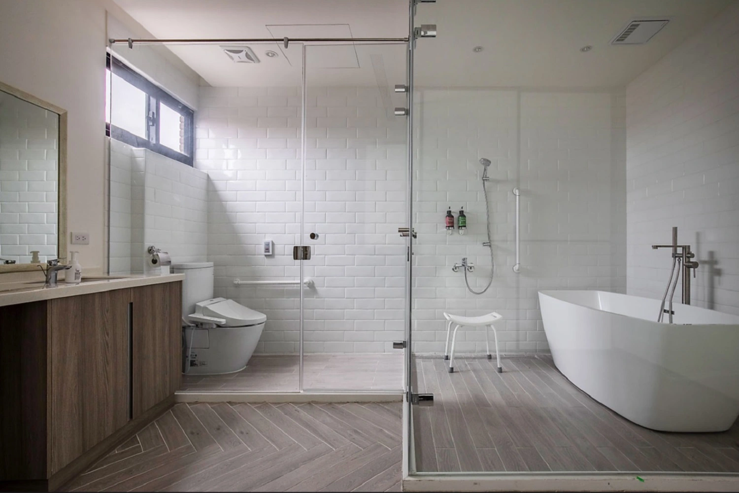 Nowoczesna, minimalistyczna, jasna łazienka od Marazzi