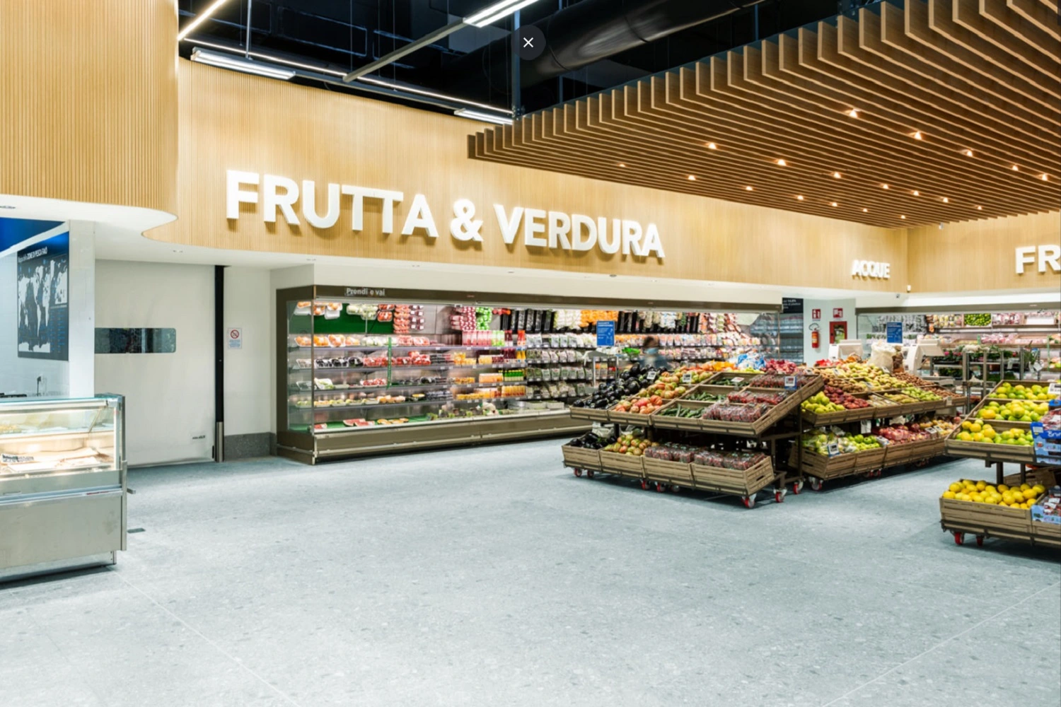 Jasny, nowoczesny i przestronny dział owoców i warzyw w supermarkecie od Marazzi