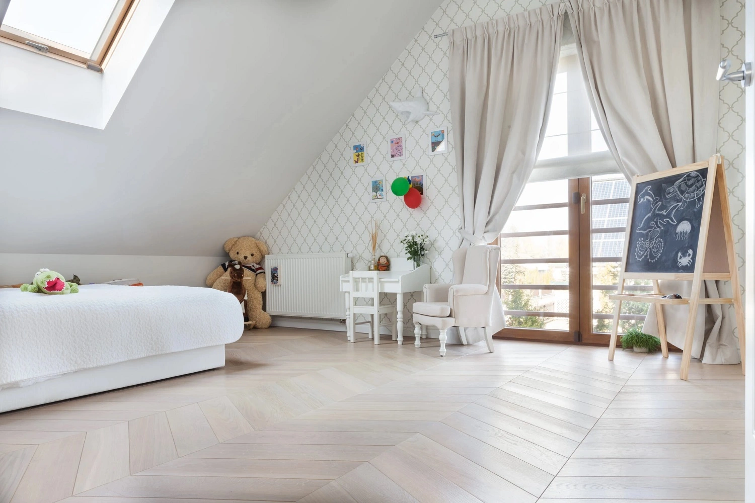 Pokój dziecięcy na poddaszu w stylu skandynawskim od FinishParkiet