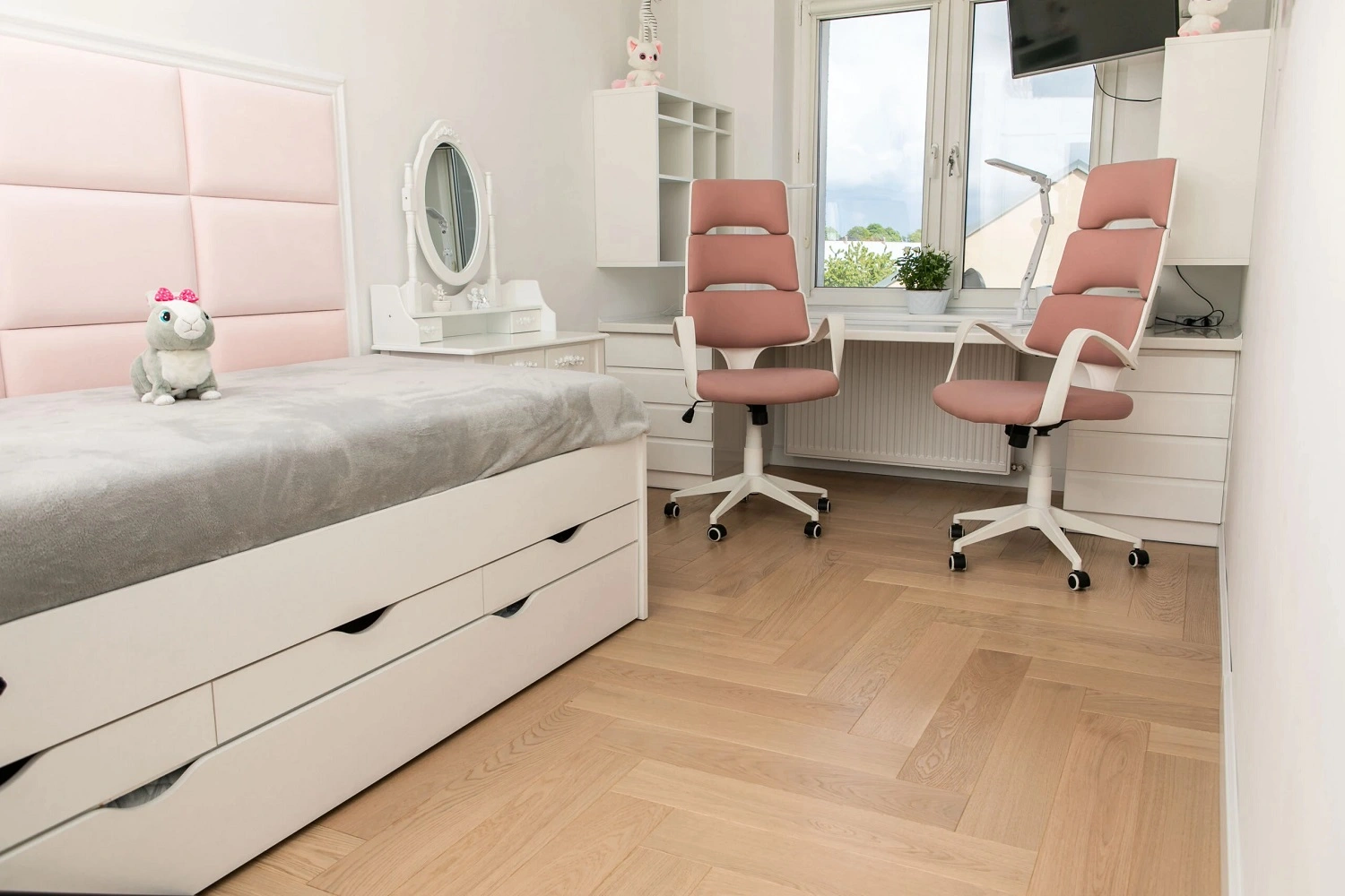 Dziewczęcy pokój w stylu nowoczesnym od FinishParkiet