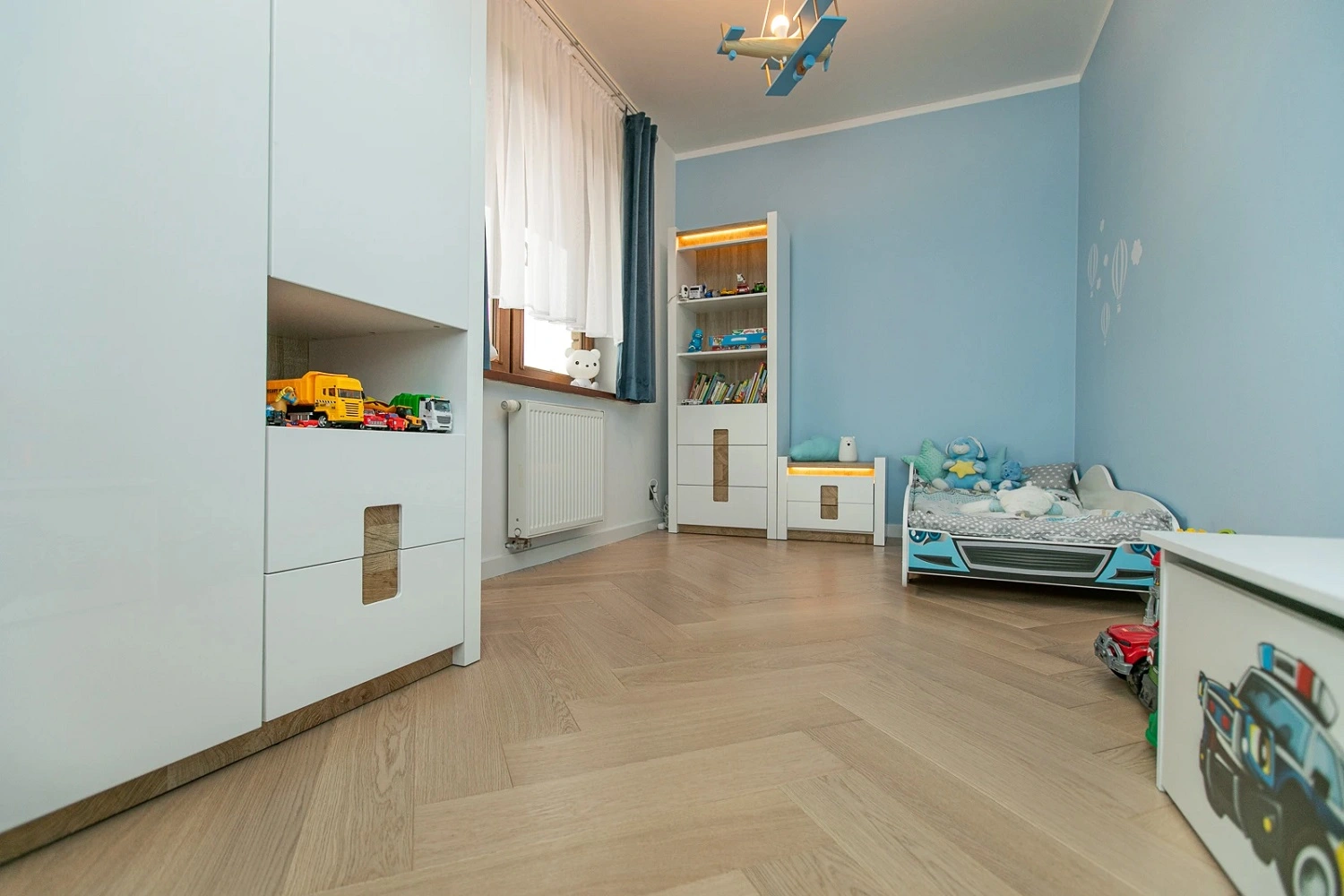 Chłopięcy pokój dziecięcy w pastelowym błękicie od FinishParkiet