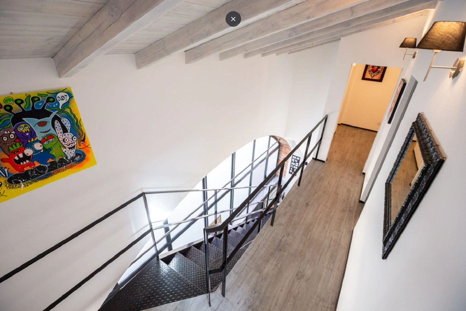 Biały, nowoczesny przedpokój od Marazzi z kolorową grafiką