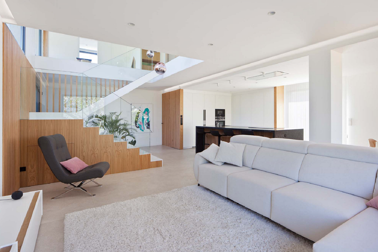 Jasny i nowoczesny salon od Marazzi