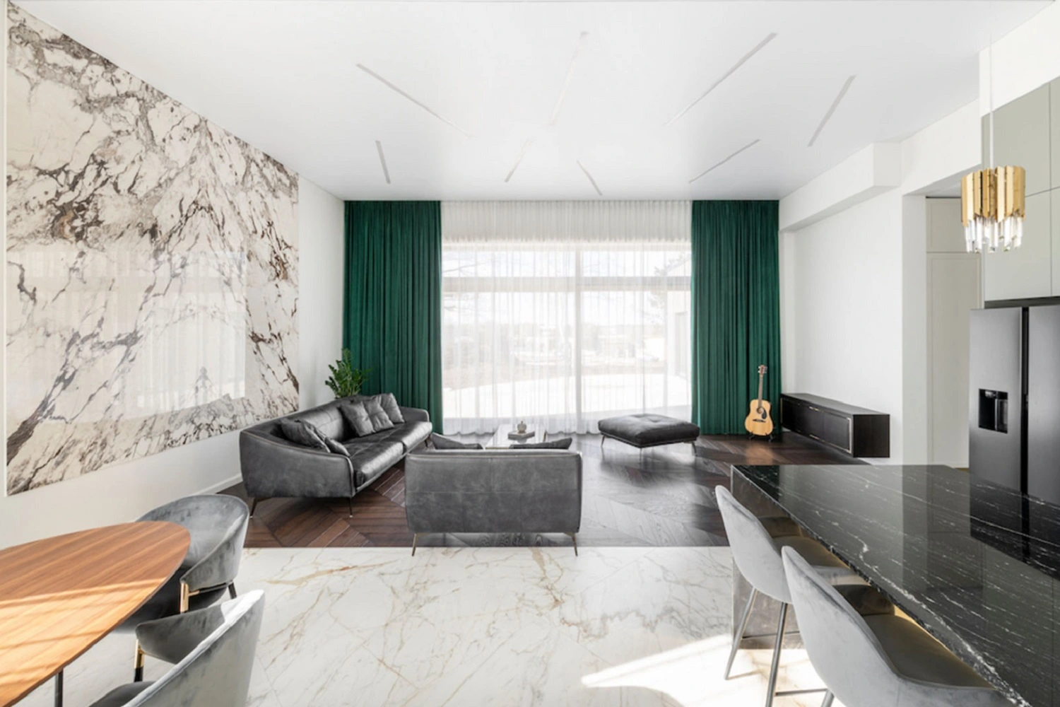 Nowoczesny salon w luksusowym stylu od Marazzi