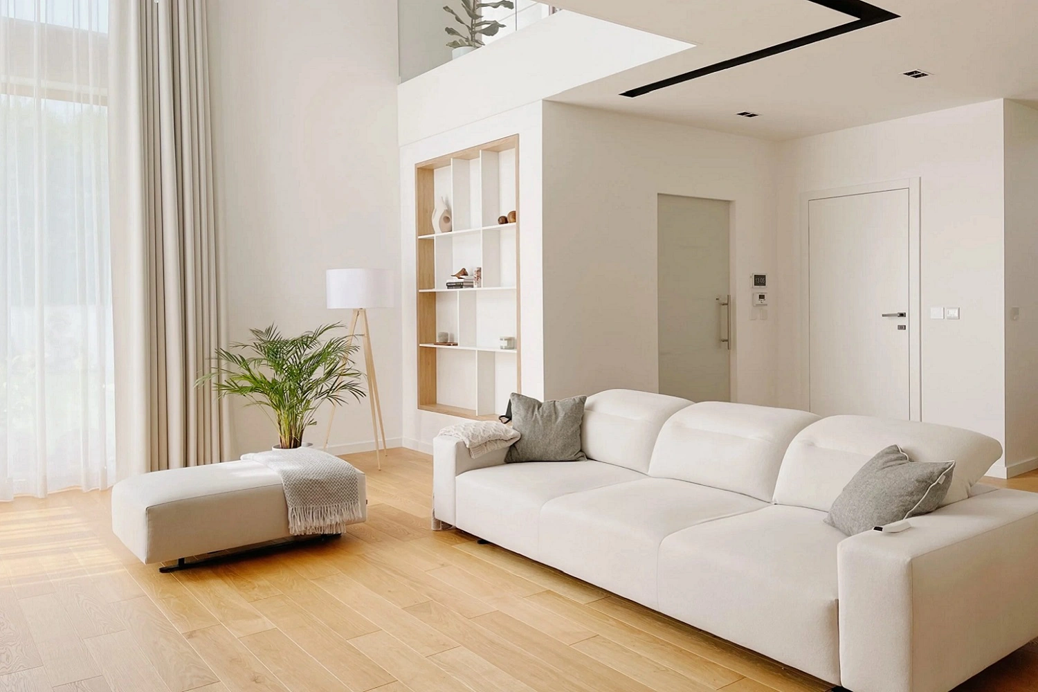 Jasny i minimalistyczny salon z antresolą od FinishParkiet