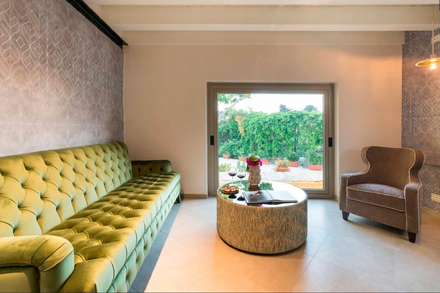 Stylowy salon z widokiem na ogród z akcentami brązu i zieleni od Marazzi